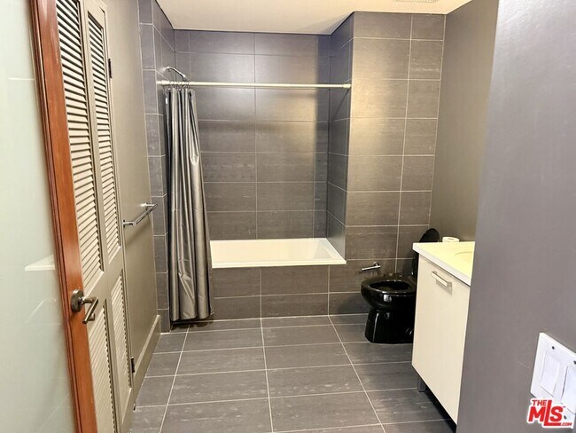 Building Photo - 460 S Spring St