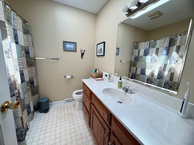 Building Photo - 3 Bedroom 1.5 Bathroom Available in Elizab...