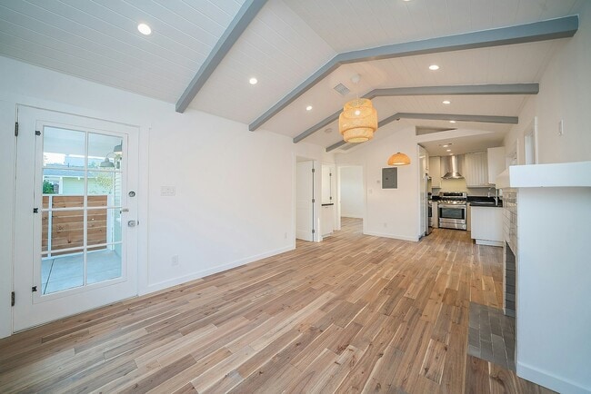 Building Photo - 511 Micheltorena St