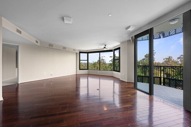 Building Photo - Gorgeous Park Laurel condominium