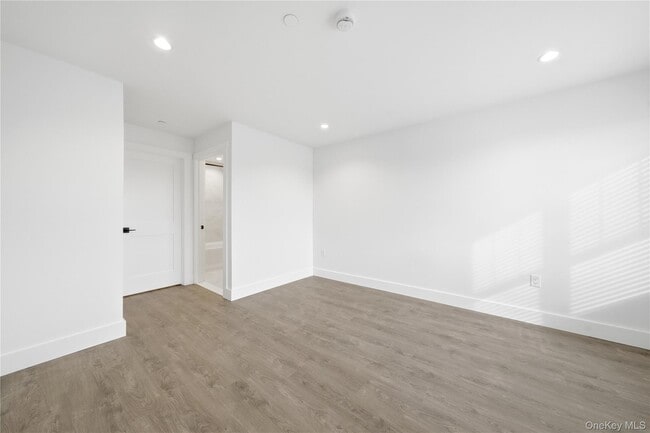 Building Photo - 180 Deer Park Ave