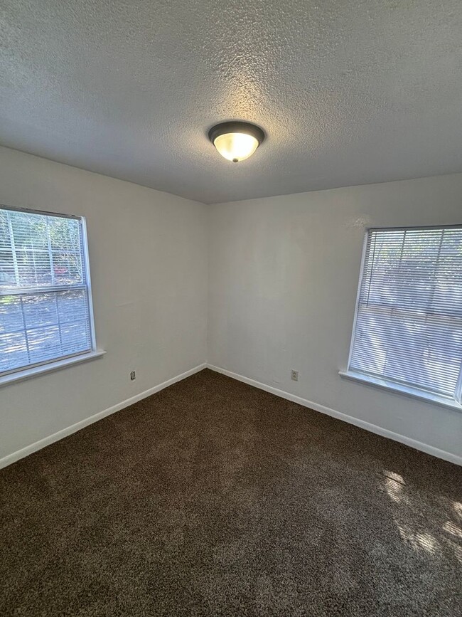 Building Photo - Freshly Renovated 3x1! Fully Fenced in Yar...