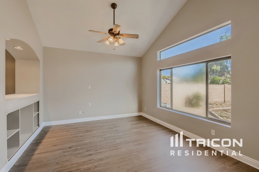 Building Photo - 15950 W Cottonwood St