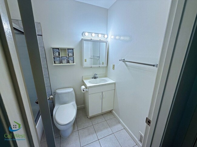 Building Photo - $2595 - 2 Bed/1 Bath Townhome in North San Jose-Near Lightrail