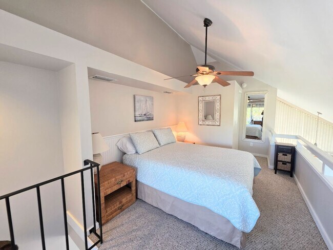 Building Photo - Waterfront condo with community pool!