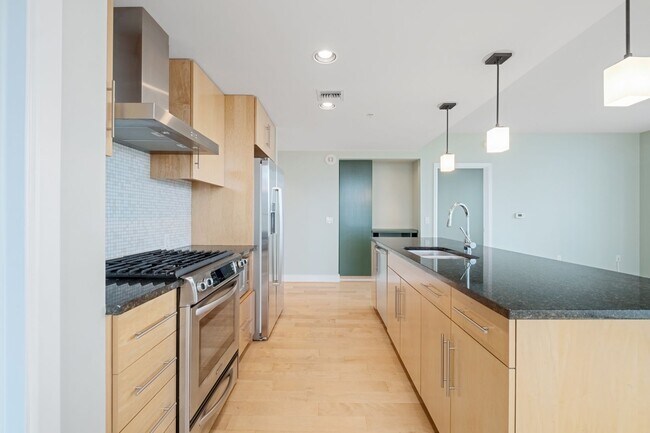 Building Photo - Luxurious 2 Bedroom, 2 Bath High Rise in Downtown Austin