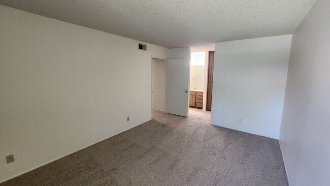 Building Photo - 2 Bedroom Condo in Mission Valley