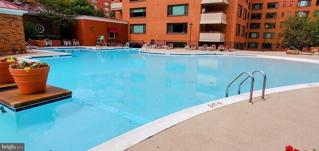 Building Photo - 1011 Arlington Blvd