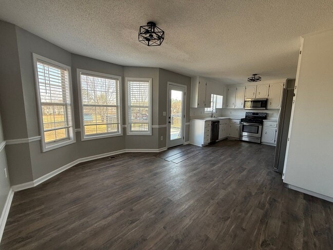 Building Photo - 4 Bedrooms, 3 Bathrooms with potential 5th Bedroom and Loft/Office in Euharlee!