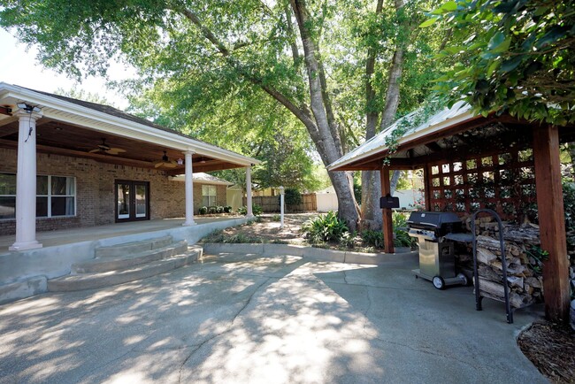Building Photo - Silver Oaks Community