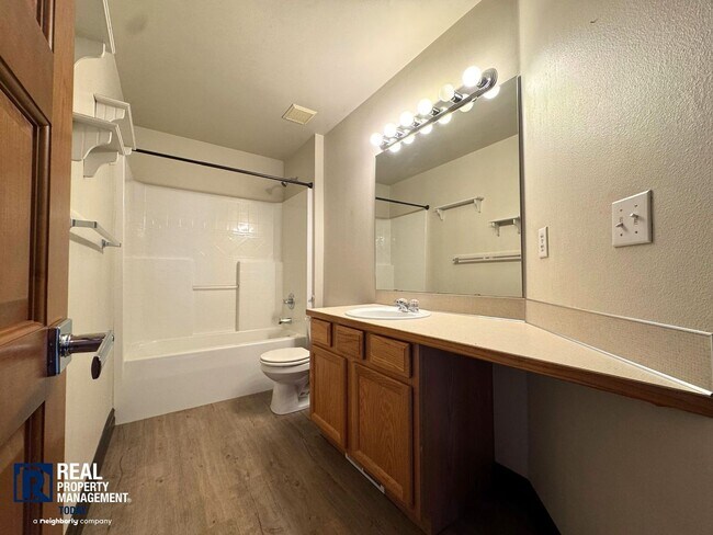 Building Photo - Spacious 4 Bed / 3 Bath Home with Loft, Fenced Yard & Covered Patio in Puyallup!