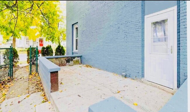 Building Photo - 807 3rd Ave