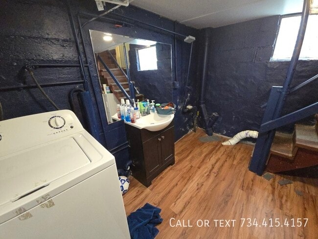 Building Photo - 502 Benjamin St