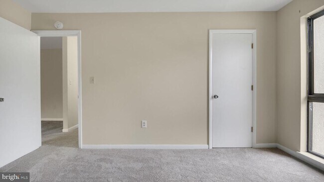 Building Photo - 9653 White Acre Rd
