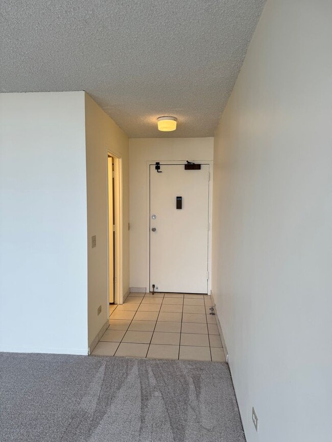 Building Photo - 1/1/2 - Penthouse Unit- Utilities Included - Large Covered Lanai w/Ocean & City Views