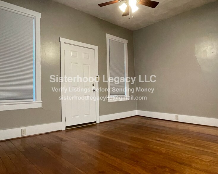 Building Photo - 838 S Oak St