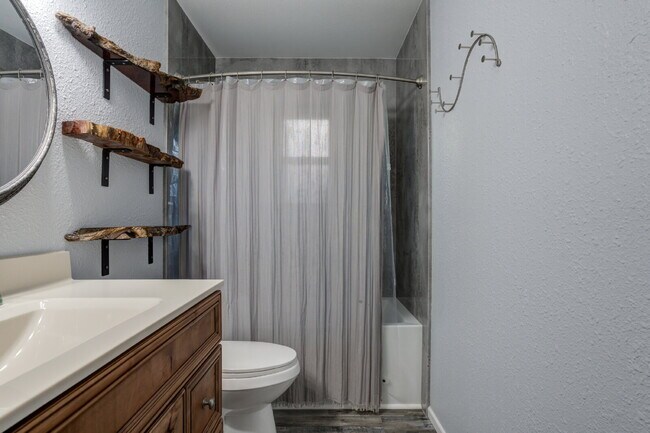 Building Photo - 4 Bed 3 Bath Pre-lease in Central Lubbock!!!