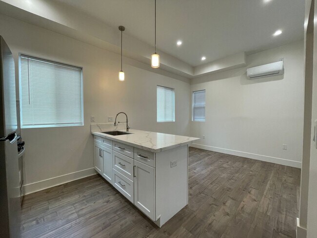 Building Photo - Beautiful Newly Renovated  1 bd 1ba Near Melrose Place