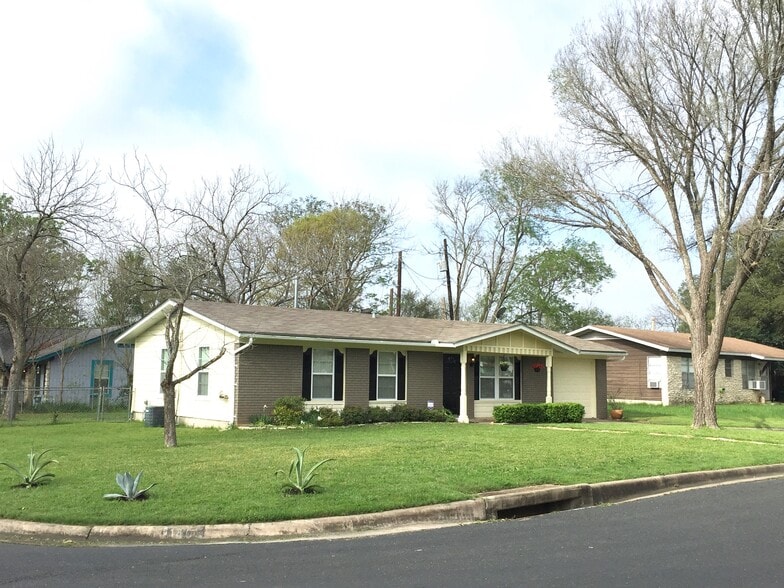 Building Photo - 1405 Green Forest Dr