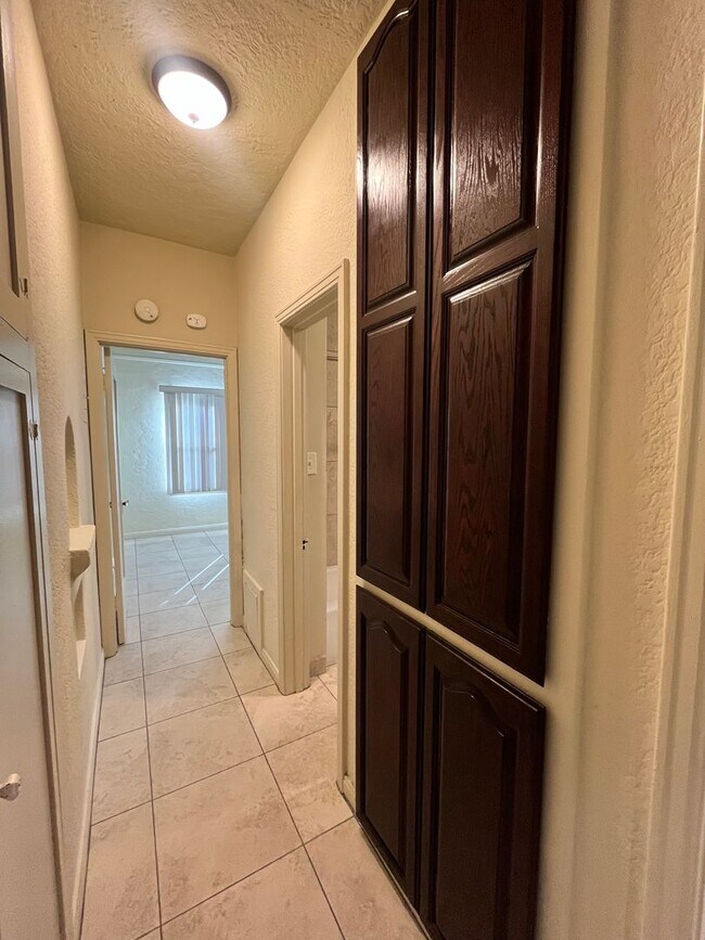 Building Photo - LARGE UPSTAIRS ONE BEDROOM ONE BATH! WITH ...