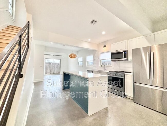 Building Photo - 2800 N McKinley Ave