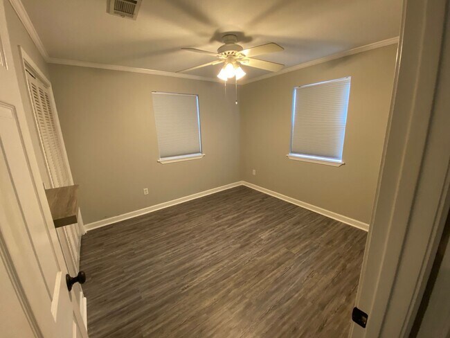 Building Photo - 1403 Doris Dr