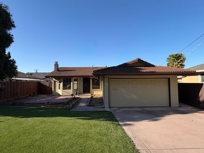 Building Photo - Welcome to this stunning 3 bedroom 2 bathroom home located in Fremont