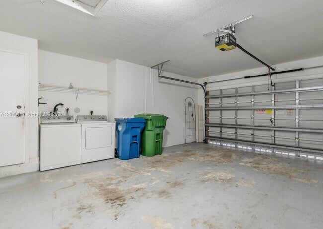 Building Photo - 1211 Golden Cane Dr