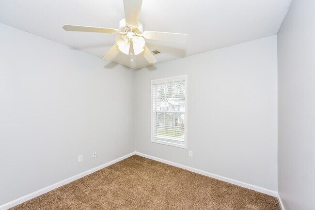 Building Photo - Cute 3 Bedroom Home