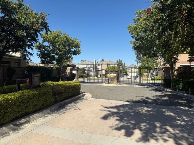 Building Photo - 3 bed, 2 1/2 bath home in East Simi Valley