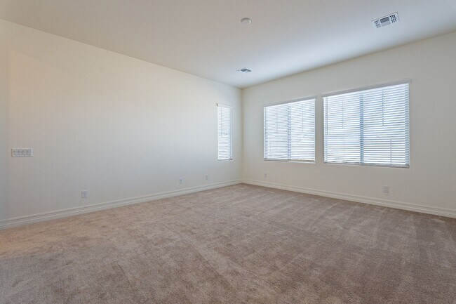 Building Photo - 5 BEDROOM 4 BATH SINGLE FAMILY HOME