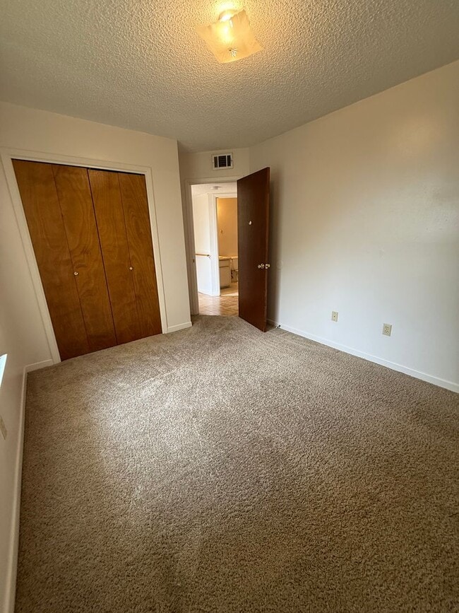 Building Photo - 126 Classic Ct