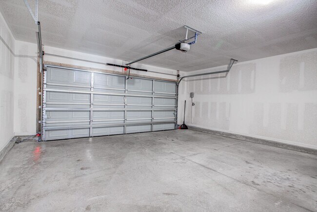 Building Photo - MOVE-IN READY 3/2 IN ENTRADA!