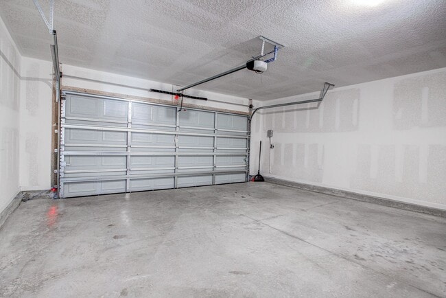 Building Photo - MOVE-IN READY 3/2 IN ENTRADA!