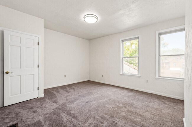 Building Photo - Stunning 3 bedroom home in South Side avai...