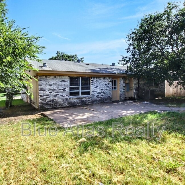 Building Photo - 3901 Royal Crest Dr