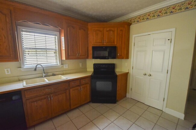Building Photo - 709 Yellowstone Dr