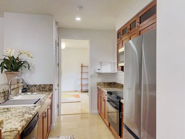 Building Photo - 2-Bedroom Executive Duplex in Serene Manoa...