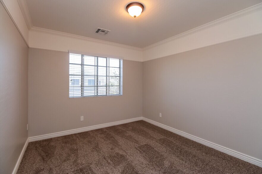 Building Photo - 452 S Sabrina