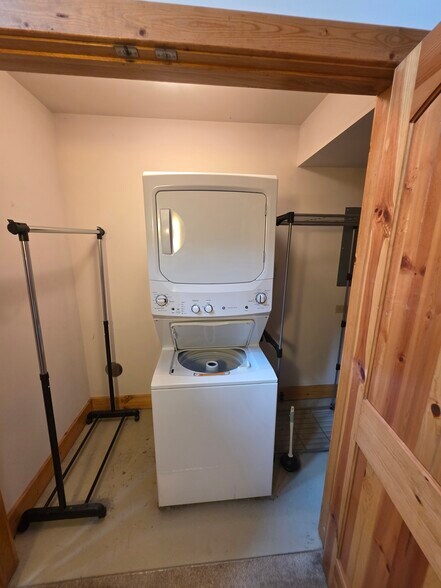 Building Photo - 270 Hutchins Ct