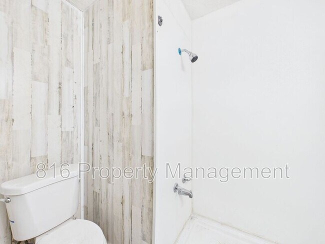 Building Photo - 411 Main St