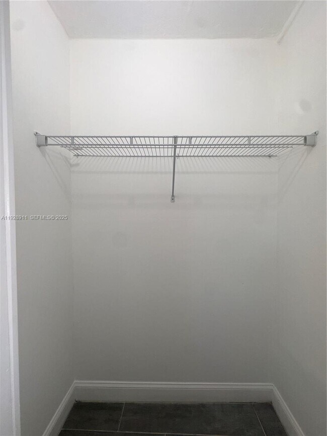 Building Photo - 1895 Venice Park Dr