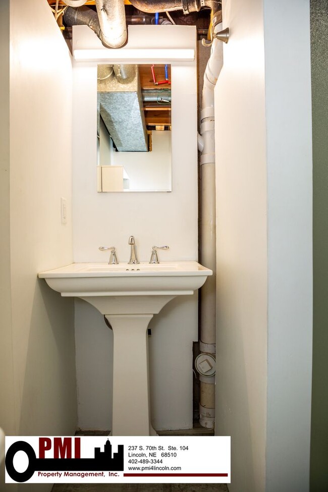 Building Photo - 3 Bedroom and 1.5 bathroom House for rent