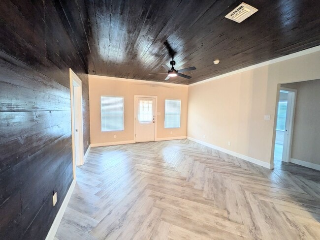 Building Photo - Woodlawn Beauty!