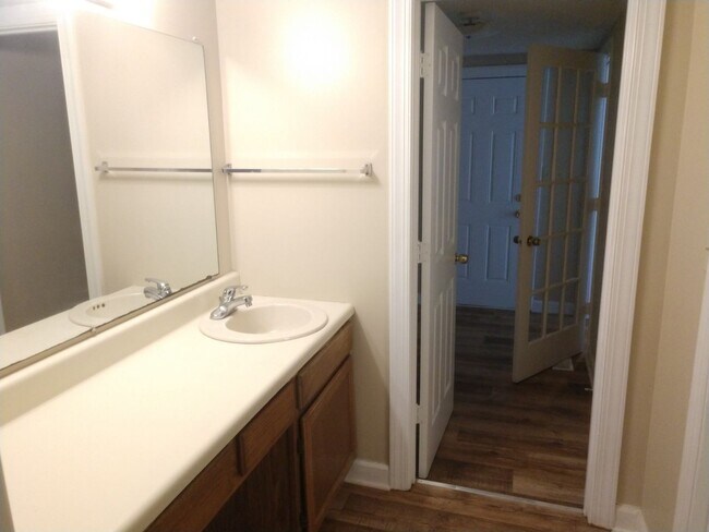 Building Photo - Cute 2 Bedroom Ranch!! Great deck and yard!