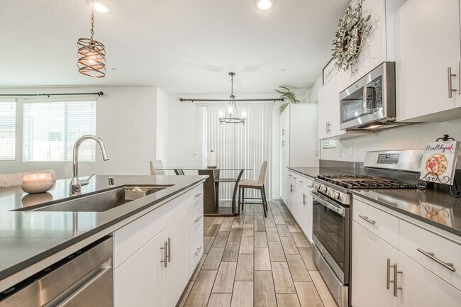 Building Photo - Stunning Clovis Home!