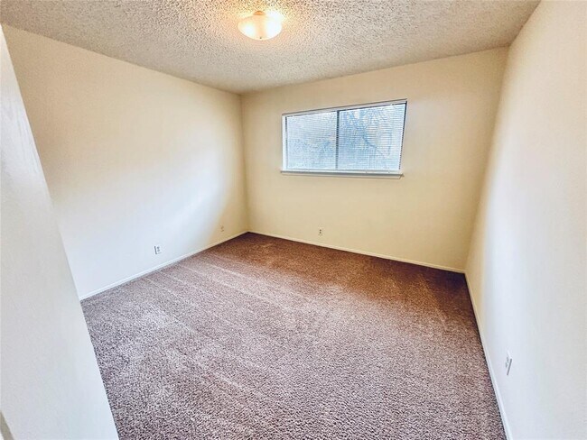 Building Photo - 12504 Tree Line Dr