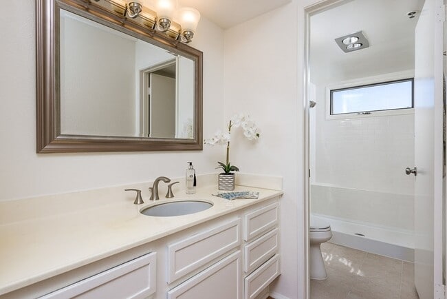 Building Photo - 2/2 End Unit Condo available near UTC