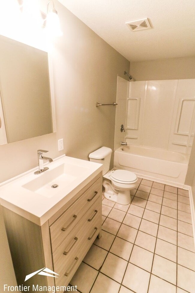 Building Photo - Comfortable 3 bedroom house located in quiet part of Manhattan