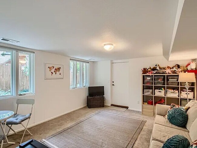 Building Photo - Fully Furnished Beautiful, 3 bedroom/2.5 F...